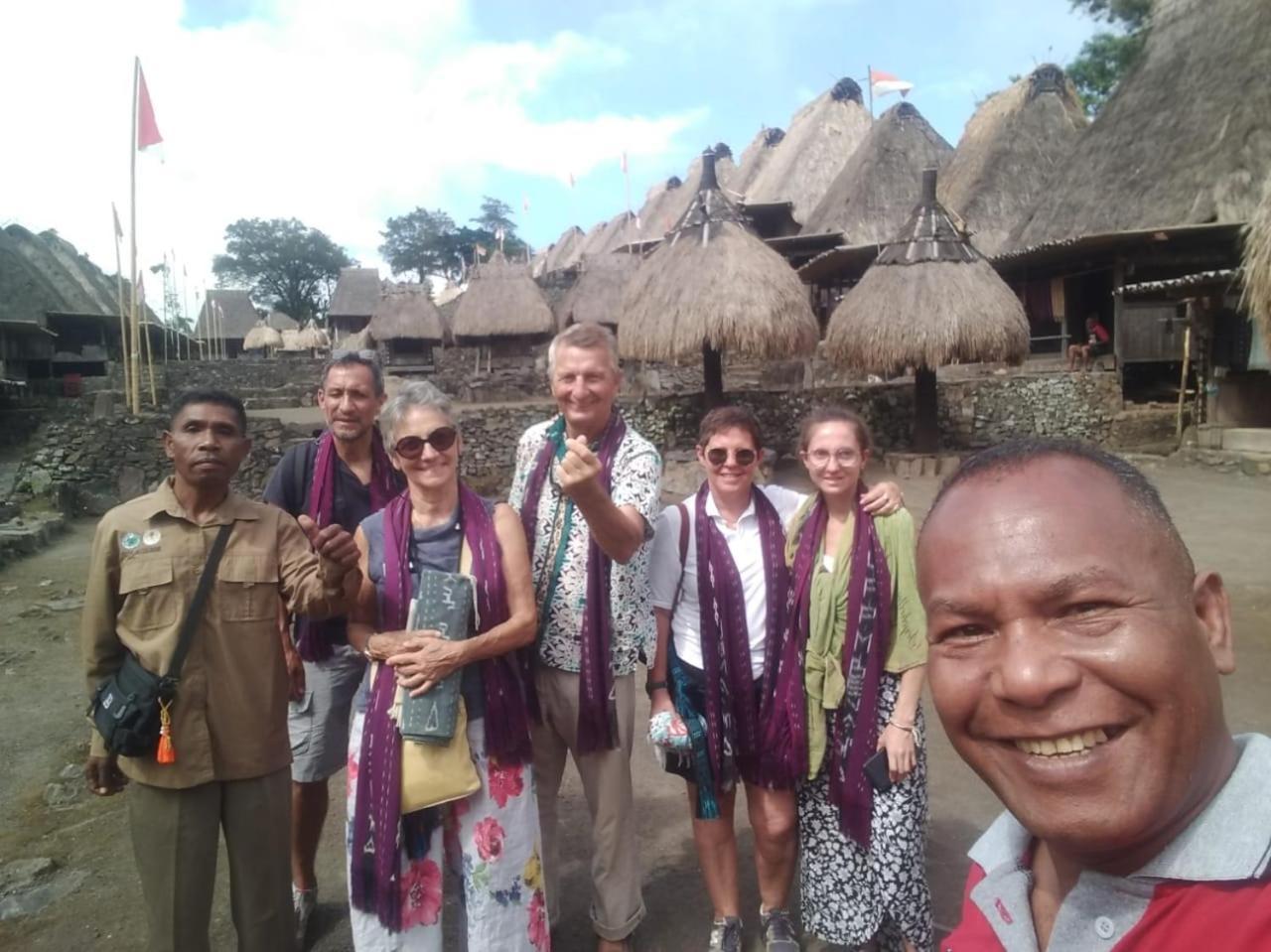Arnolds Familly Homestay Bajawa Esterno foto